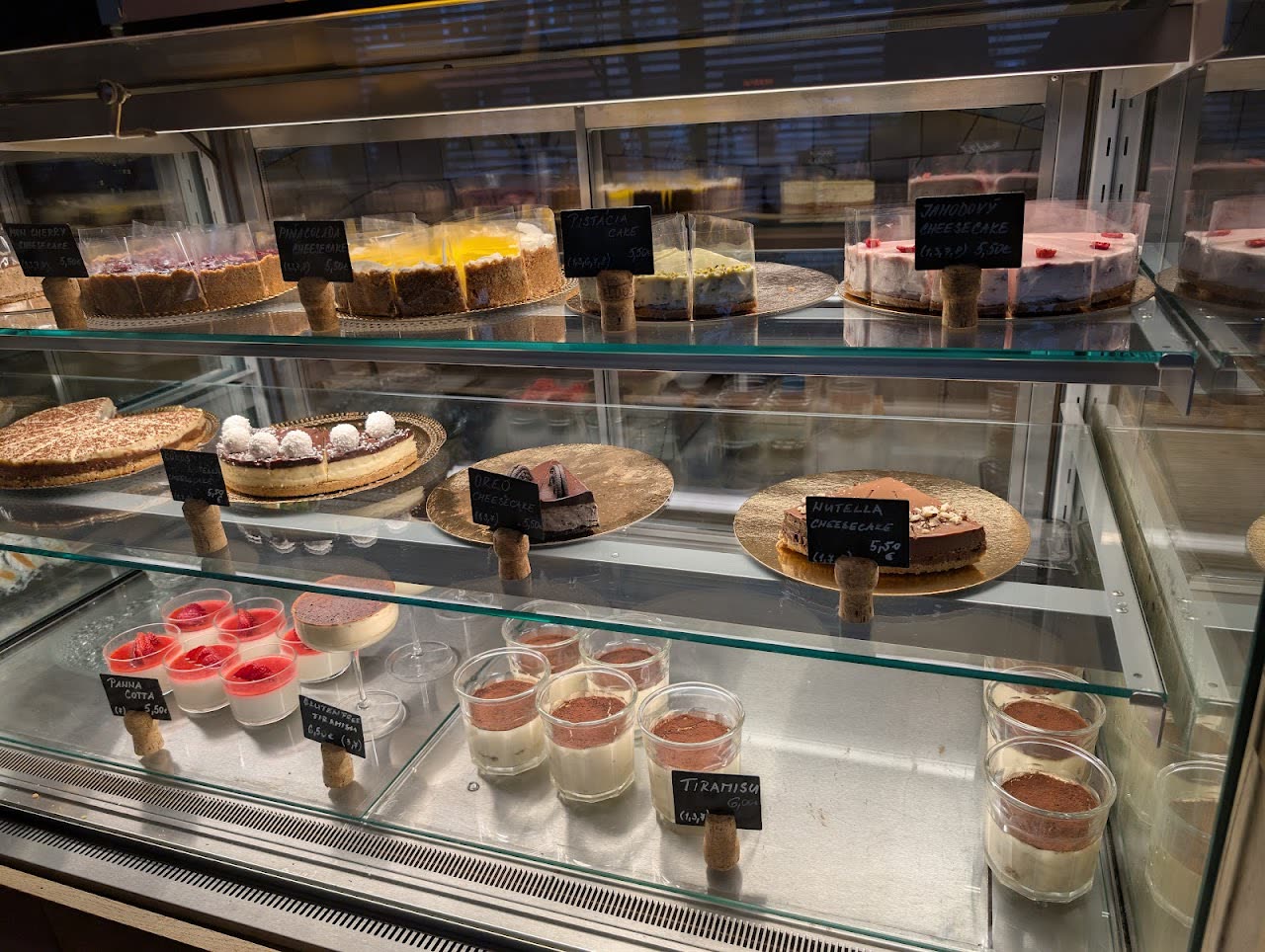 Vitrína s talianskymi dezertmi — tiramisu, panna cotta, cheesecake