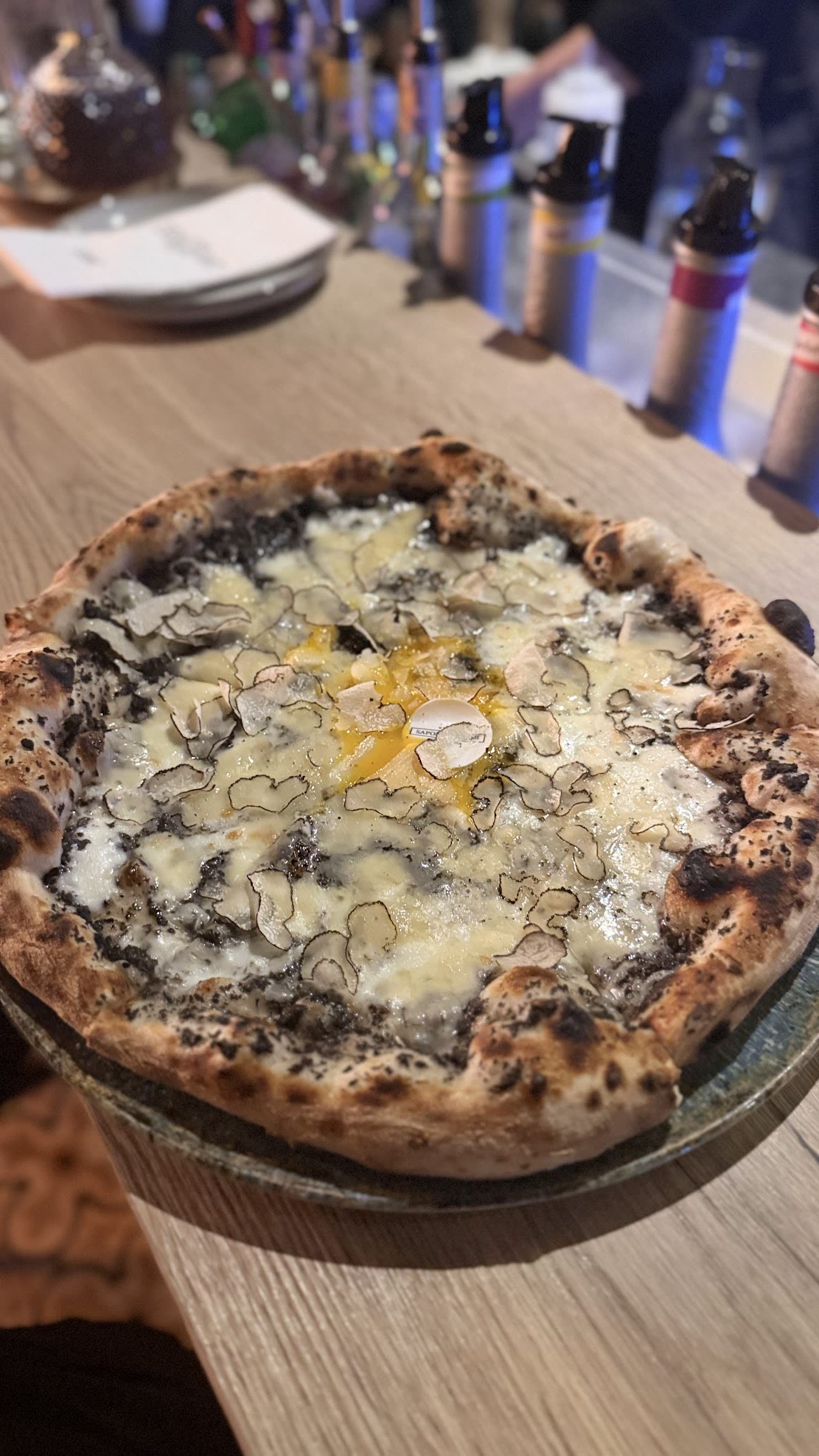 Pizza s čiernou hľuzovkou a parmezánom